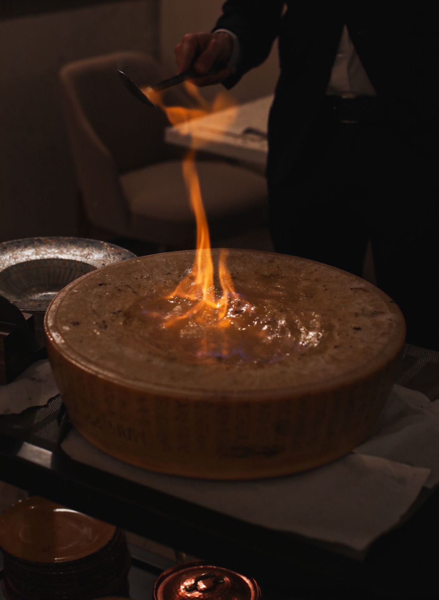 Pâtes flambées à la grappa dans une meule de parmesan — Fiamma della Casa
