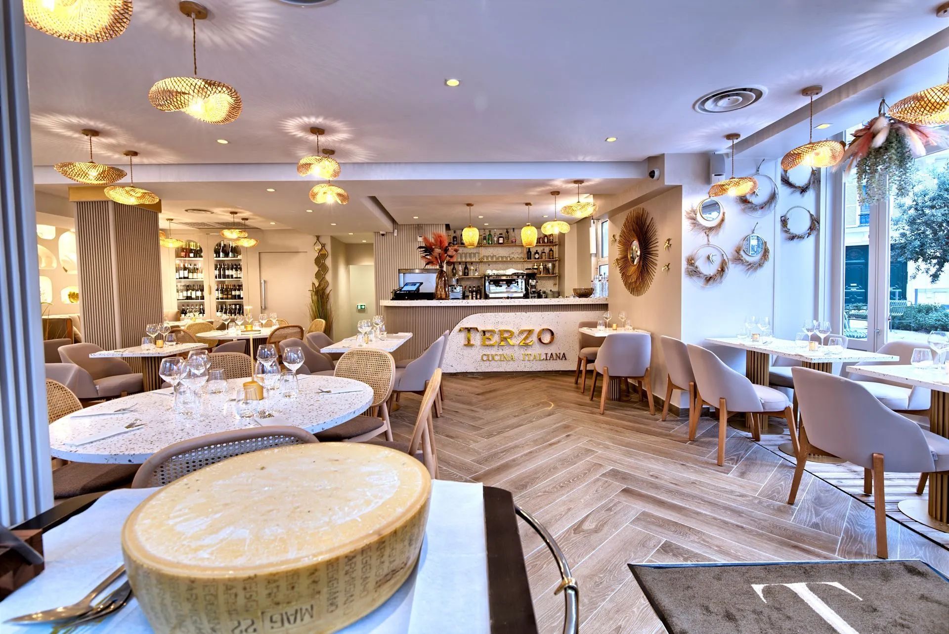 Salle du restaurant, tables en terrazzo