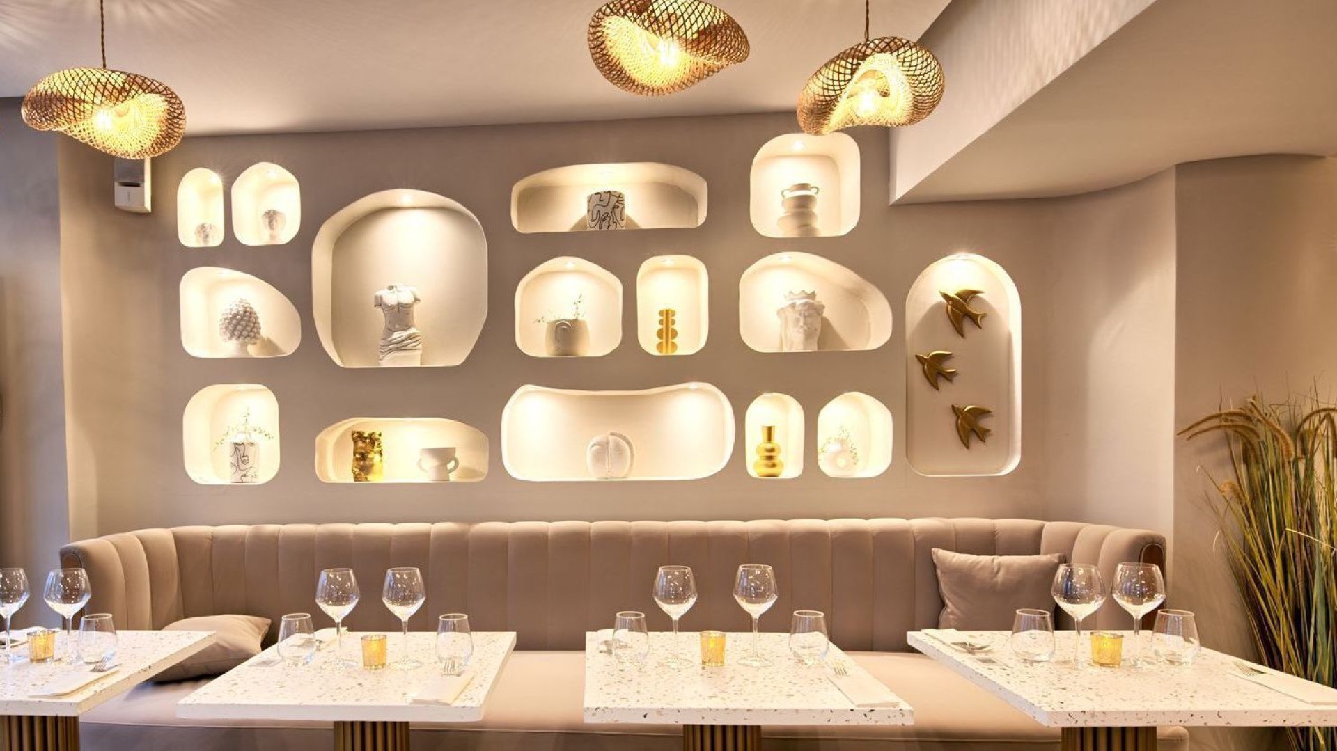 Mur de niches sculptées, céramiques et banquette capitonnée du Terzo