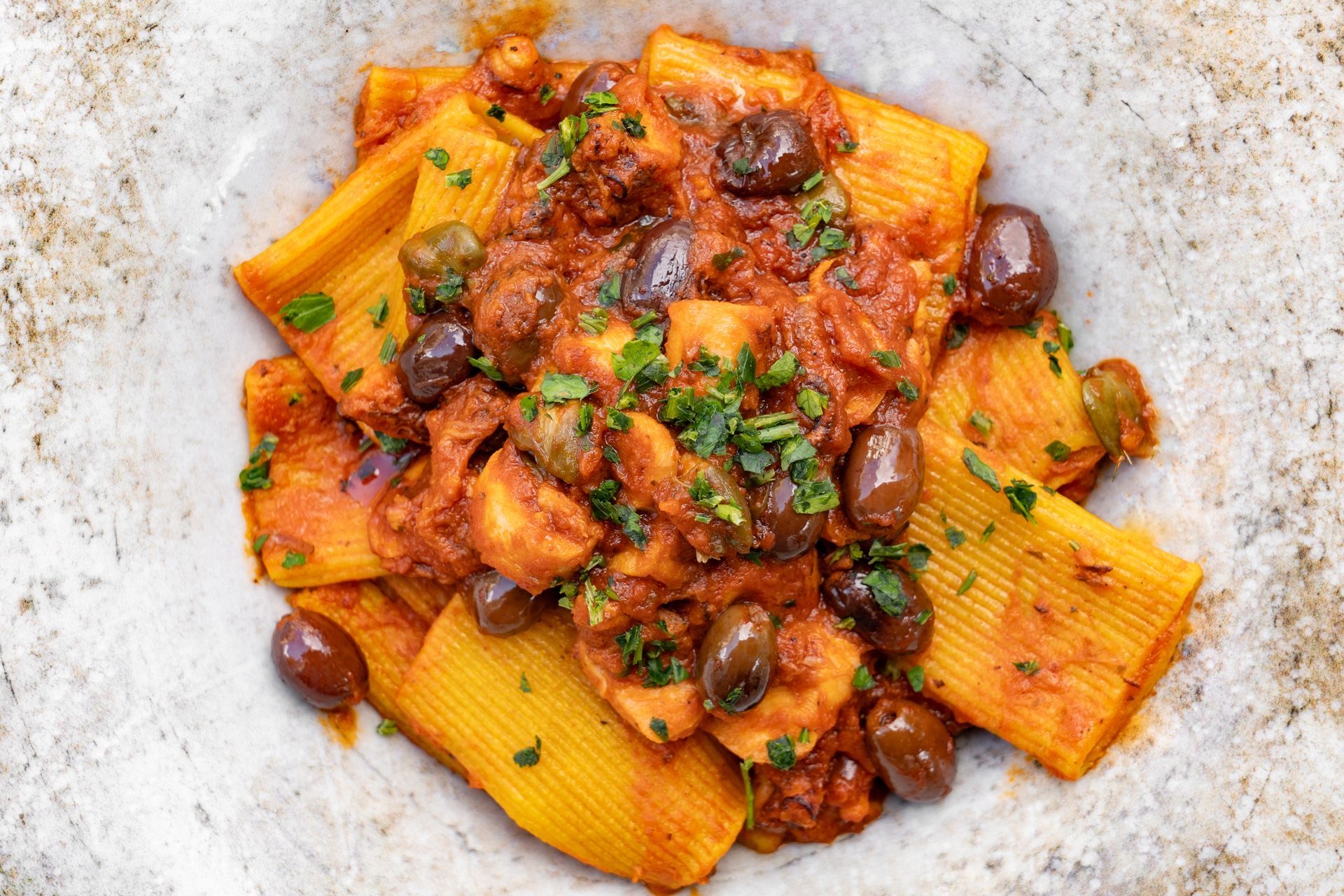 Paccheri au poulpe, olives taggiasche et câpres